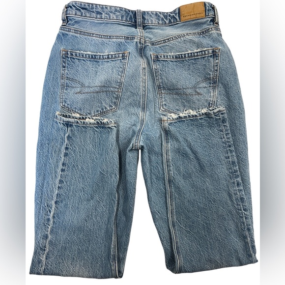 American Eagle Straight Mom High Rise Light Wash Blue Jeans Distressed Pockets 2 - Picture 4 of 16